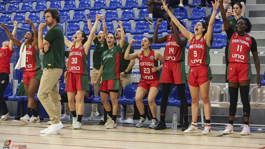 Jogadoras da Seleção Nacional de basquetebol festejam triunfo
