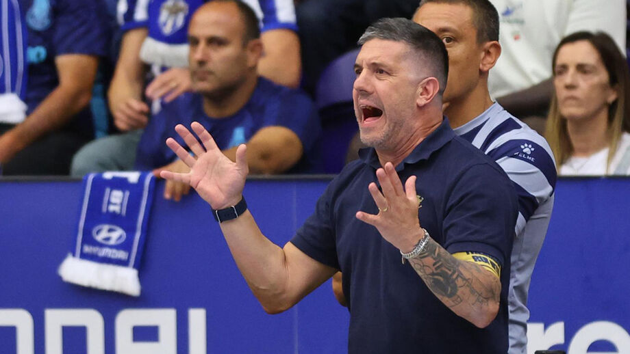 Rui Neto gesticula para os seus jogadores durante o FC Porto-OC Barcelos