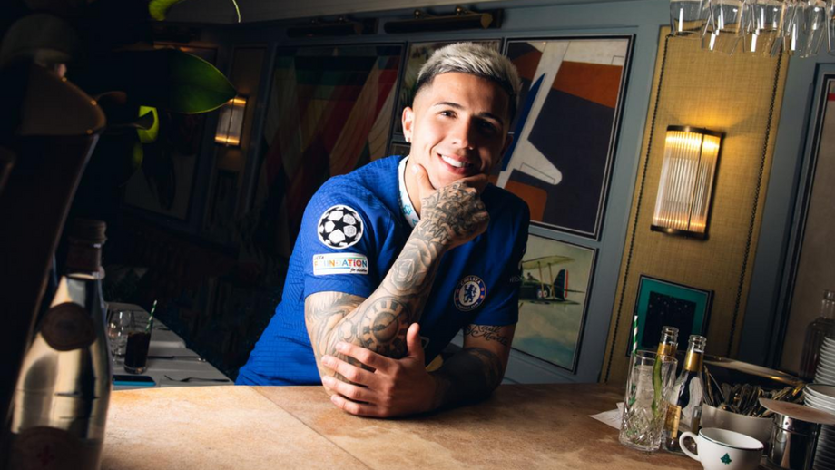 Enzo Fernández durante a sessão de apresentação como reforço do Chelsea, em 2023