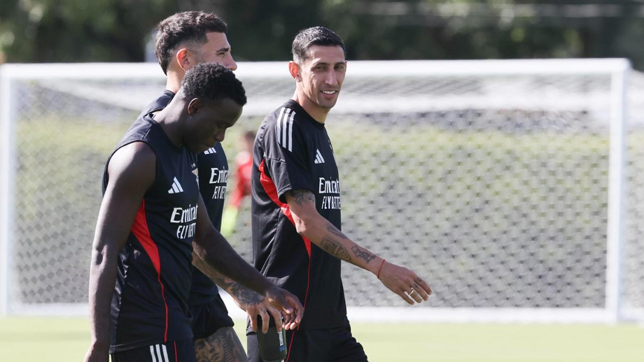 Otamendi, Di María e Bruma durante o treino do Benfica 