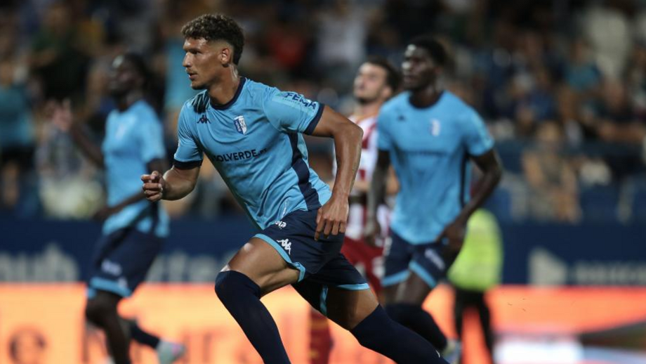 Morschel, jogador do Vizela, festeja após marcar frente ao AVS SAD