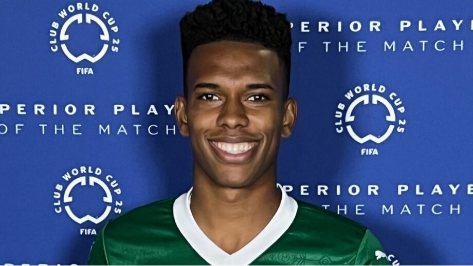Estêvão, jogador do Palmeiras, recebe prémio MVP da FIFA após jogo com FC Porto