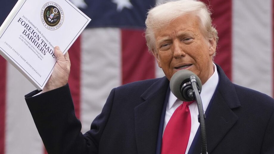 Trump apresenta relatório sobre barreiras comerciais dos EUA.
