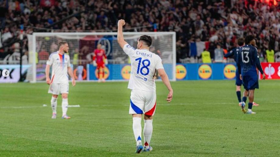 Rayan Cherki a defrontar o Manchester United pelo Lyon