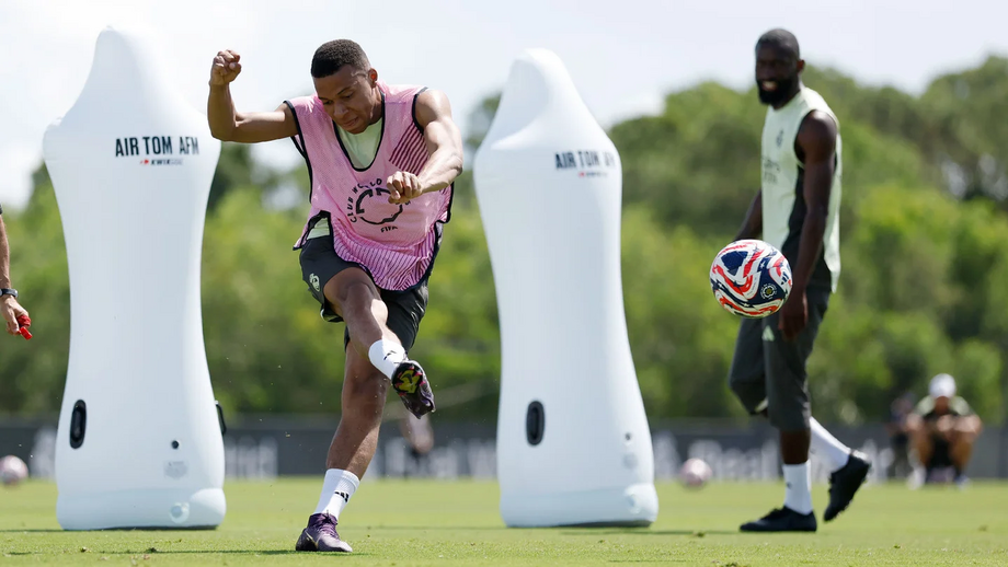 Mbappé em ação durante um treino do Real Madrid em Miami