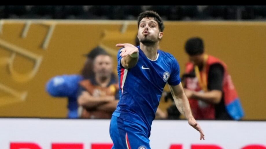 Pedro Neto lança beijos depois de marcar pelo Chelsea