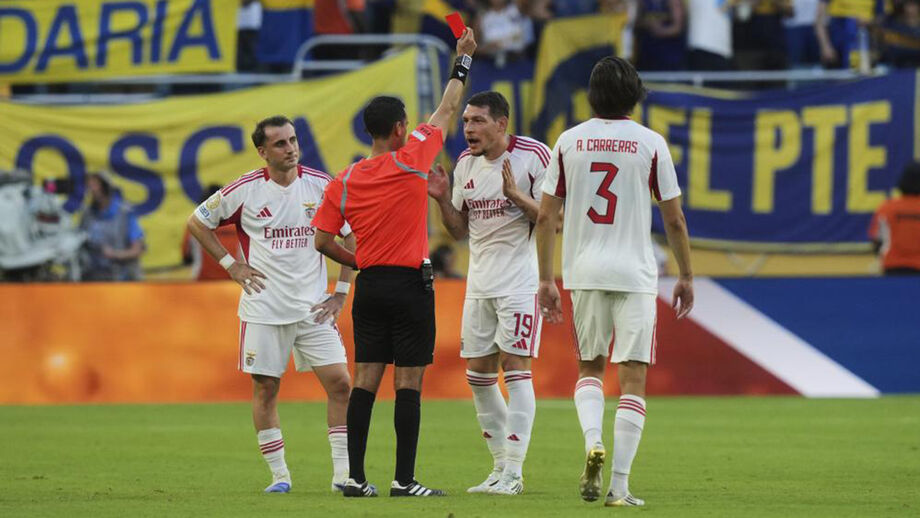 Árbitro exibe cartão vermelho a jogador do Benfica durante o jogo com o Boca Juniors