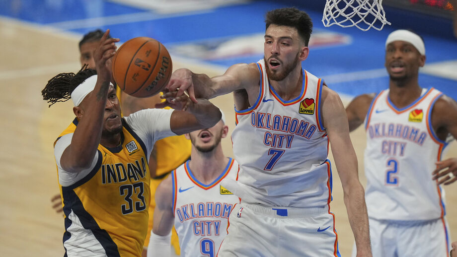 Os jogadores de Oklahoma e Indiana em ação no quinto jogo da final do playoff da NBA
