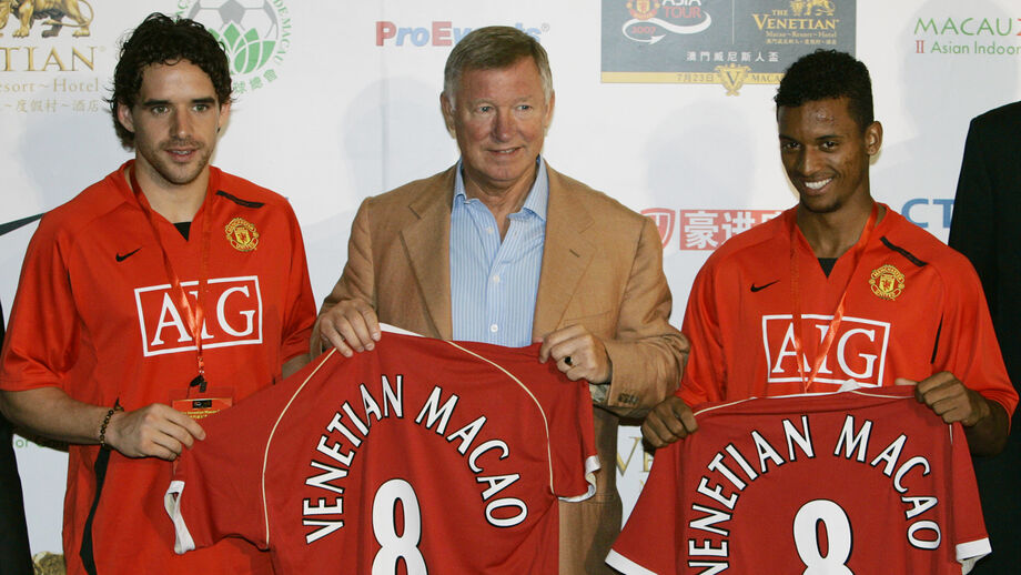Sir Alex Ferguson com Owen Hargreaves (à esquerda) e Nani (à direita)