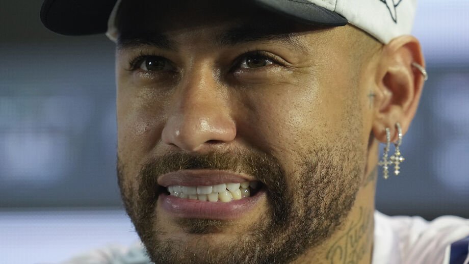 Pai de Neymar garante que o filho tem propostas de clubes que disputam a Champions