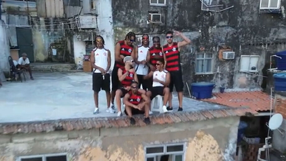 Jogador do Sporting com a camisola do Flamengo