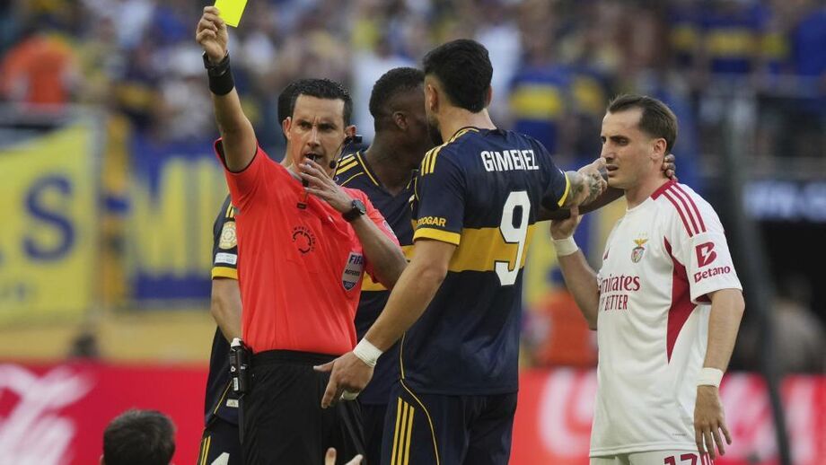 Árbitro César Ramos mostra cartão amarelo durante jogo entre Benfica e Boca Juniors
