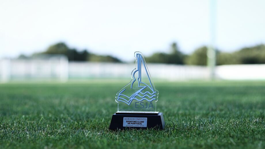 Placa de agradecimento ao Sporting CP pela Escola Secundária Dr. José Afonso, em Arrentela