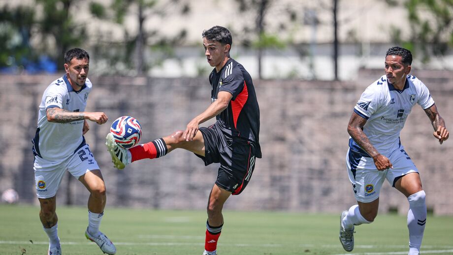 Benfica vence FC Naples num jogo de treino com golos de Belotti e Gonçalo Oliveira