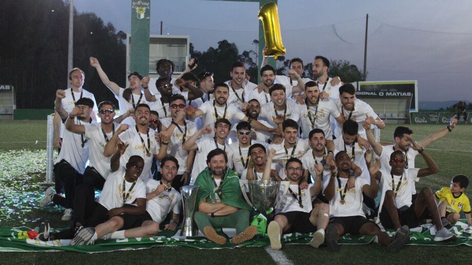 Foto de família no final da época, junto do troféu da Liga Pró e da Taça AF Porto