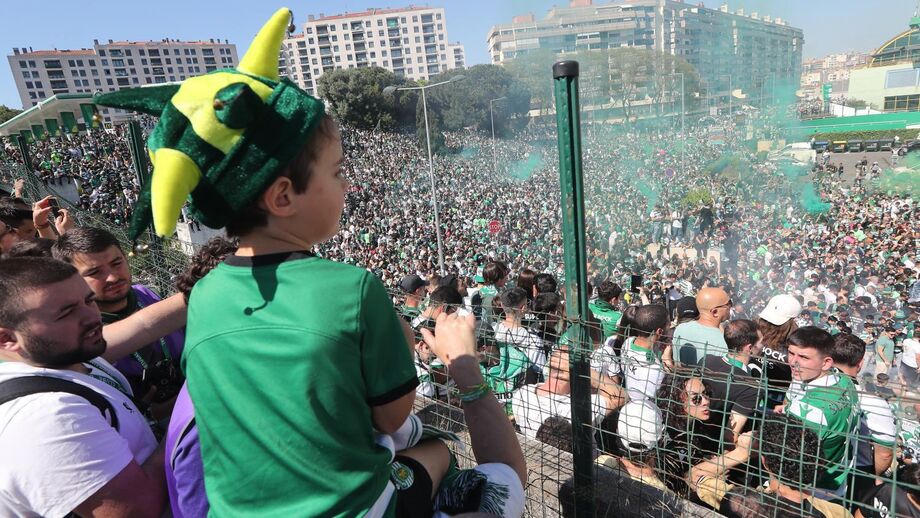 Adeptos do Sporting mostram apoio ao clube, com a Onda Verde em destaque