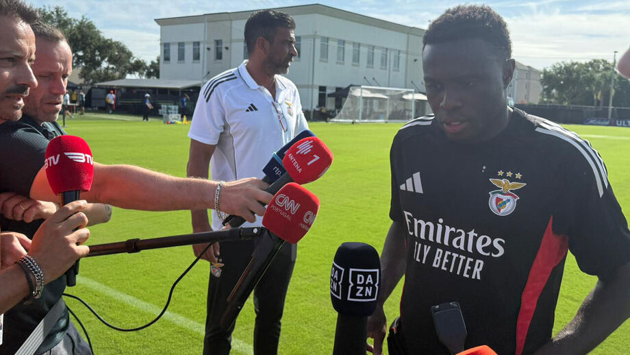 Bruma responde a jornalistas antes do treino do Benfica em Tampa
