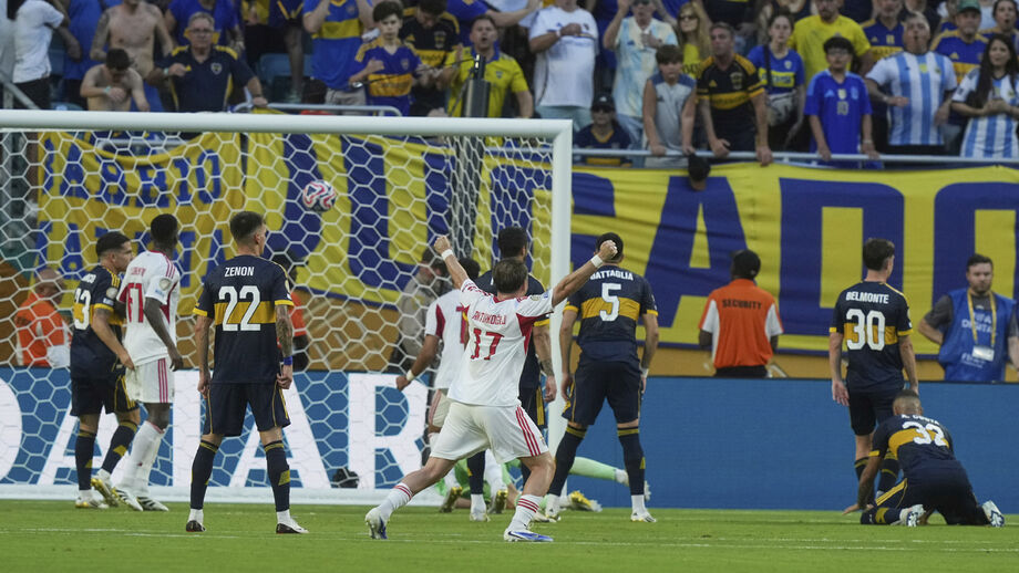 Jogadores do Benfica festejam golo marcado ao Boca Juniors