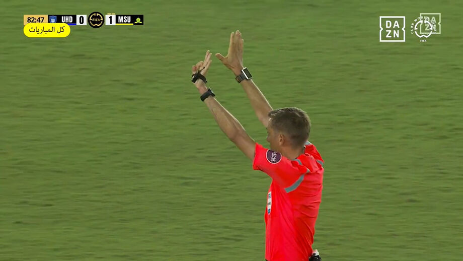 Clément Turpin não perdoou o guarda-redes do Mamelodi Sundowns, que tentou queimar tempo na vitória sobre o Ulsan Hyundai