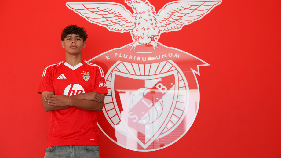 Central do Benfica posa com a camisola do clube