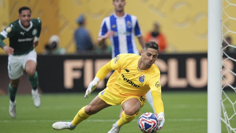 Cláudio Ramos destaca estreia no Mundial de Clubes após jogo com Palmeiras.
