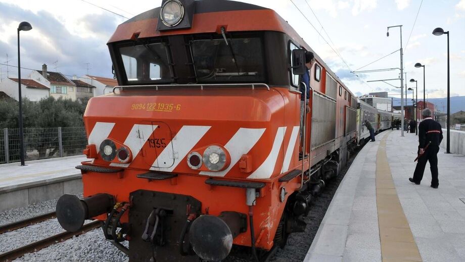 Locomotiva da CP na estação de trem