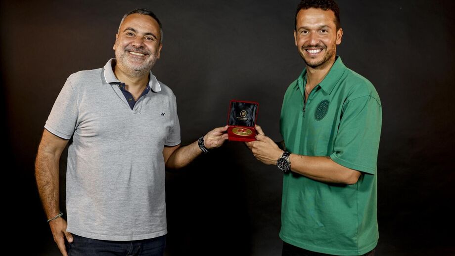 Ângelo Girão recebeu o Record de Ouro das mãos de Sérgio Krithinas