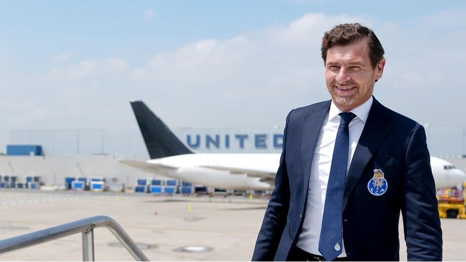 André Villas-Boas à entrada da aeronave
