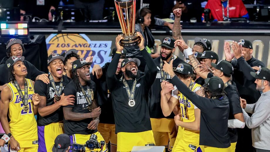 Los Angeles Lakers comemoram vitória na NBA Cup desta época
