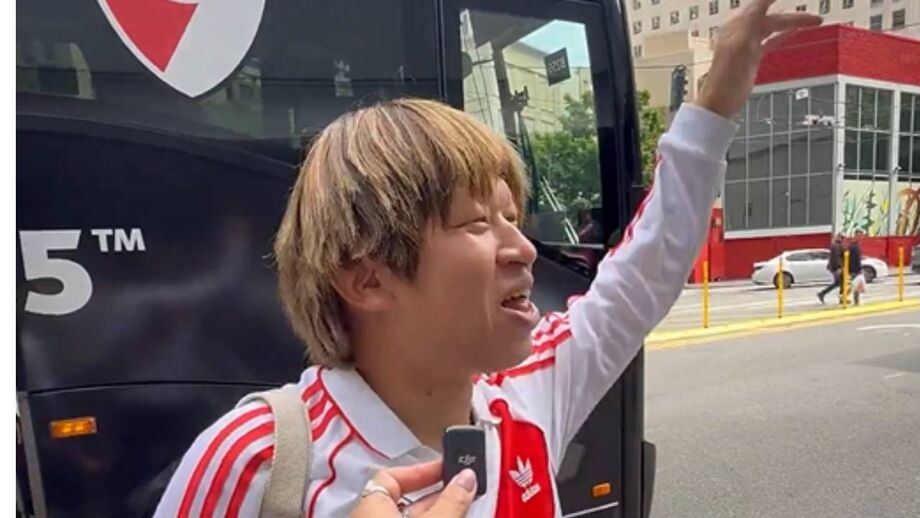 Akito Watanabe veste as cores e canta as canções dos adeptos de 'Los Millonarios'