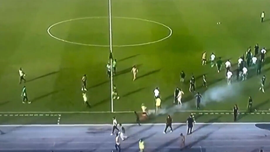 Adeptos invadem o relvado durante o clássico líbio
