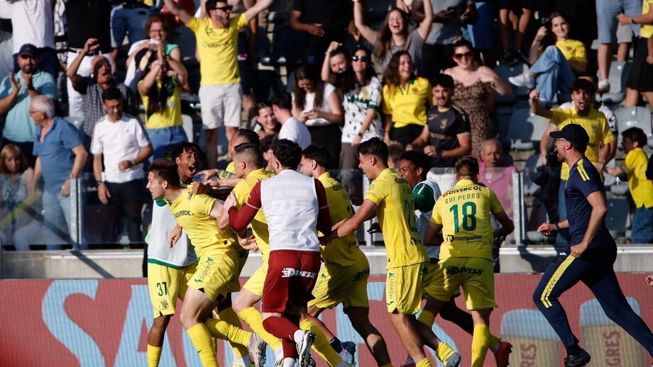 Jogadores do Paços de Ferreira celebram permanência na segunda liga
