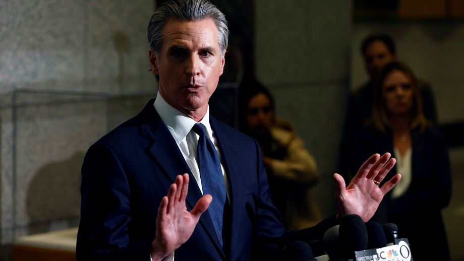 Gavin Newsom discursa em frente a microfones