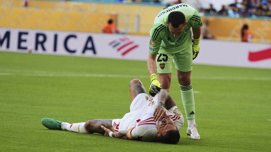 Marchesín e Otamendi durante o Boca Juniors-Benfica 
