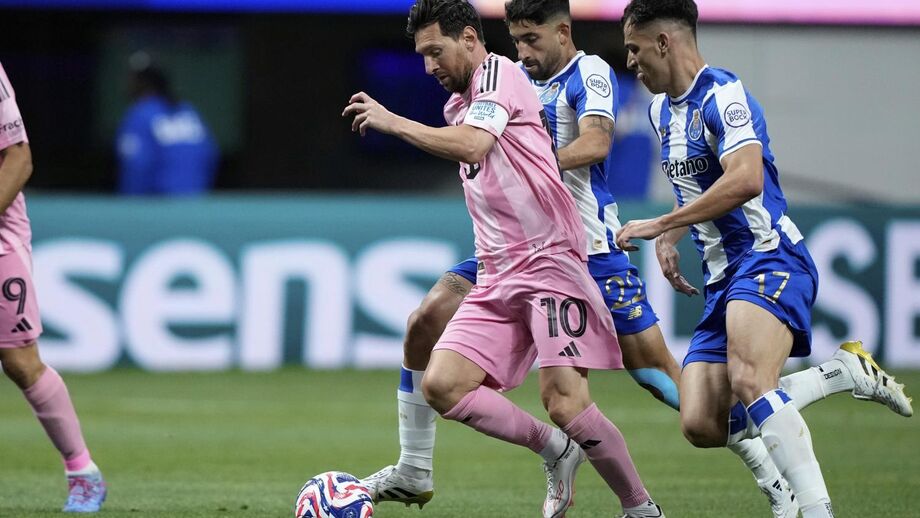 Messi marca contra o FC Porto num lance destacado pela FIFA