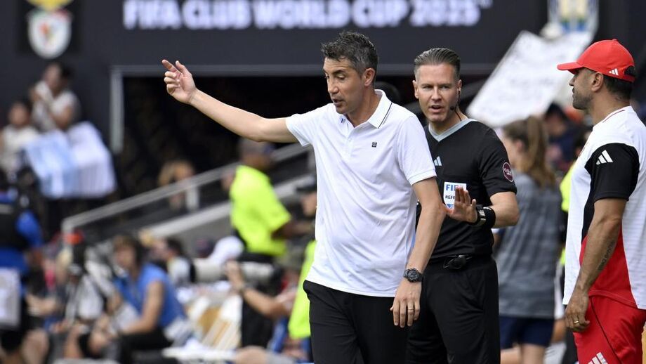 Bruno Lage, treinador do Benfica, gesticula durante jogo contra o Auckland.
