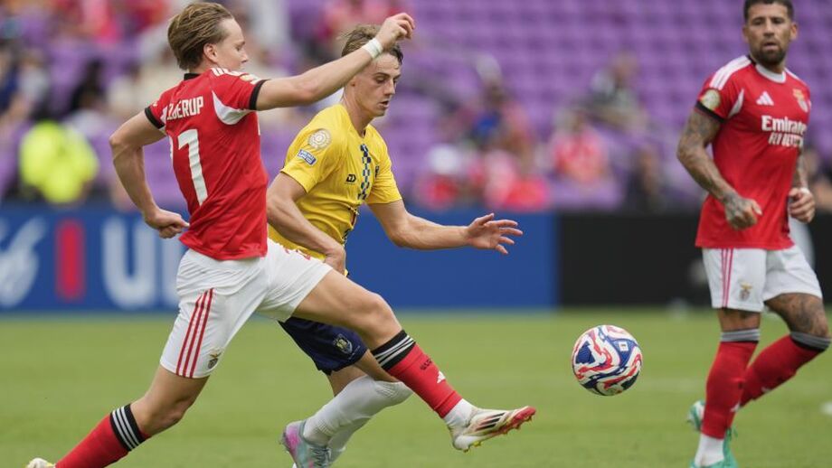Schjelderup em ação durante o Benfica-Auckland