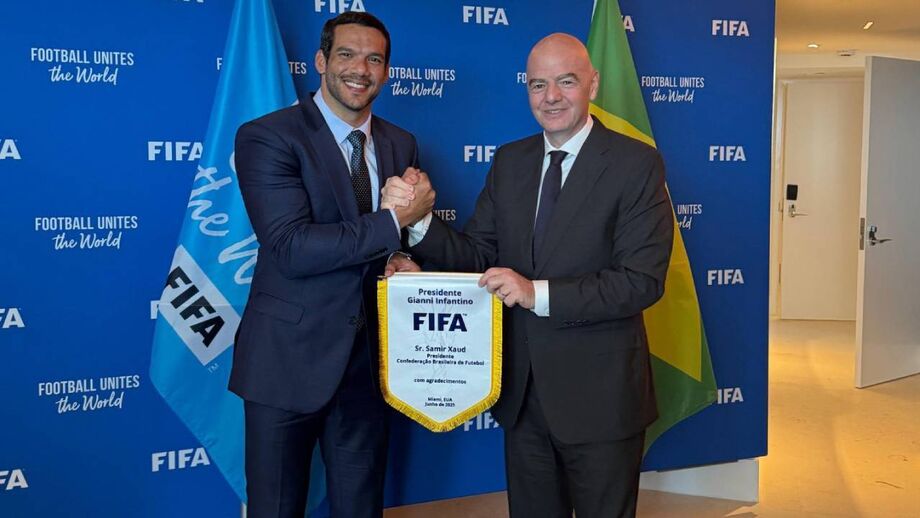Samir Xaud e Gianni Infantino durante a  Cimeira Executiva de Futebol da FIFA, em Miami