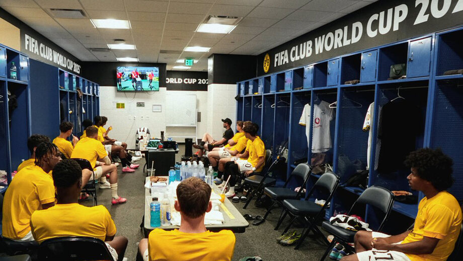 Suplentes do Borussia assistem ao jogo no balneário devido ao calor
