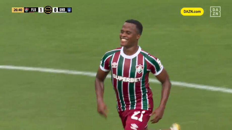 Jogador do Fluminense com livre direto perfeito