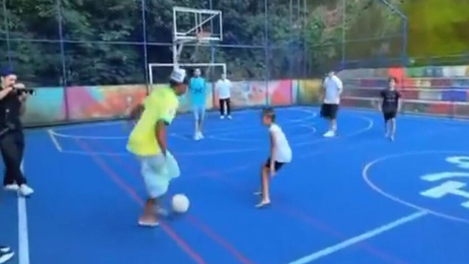 Craque do Barcelona está de férias no Brasil