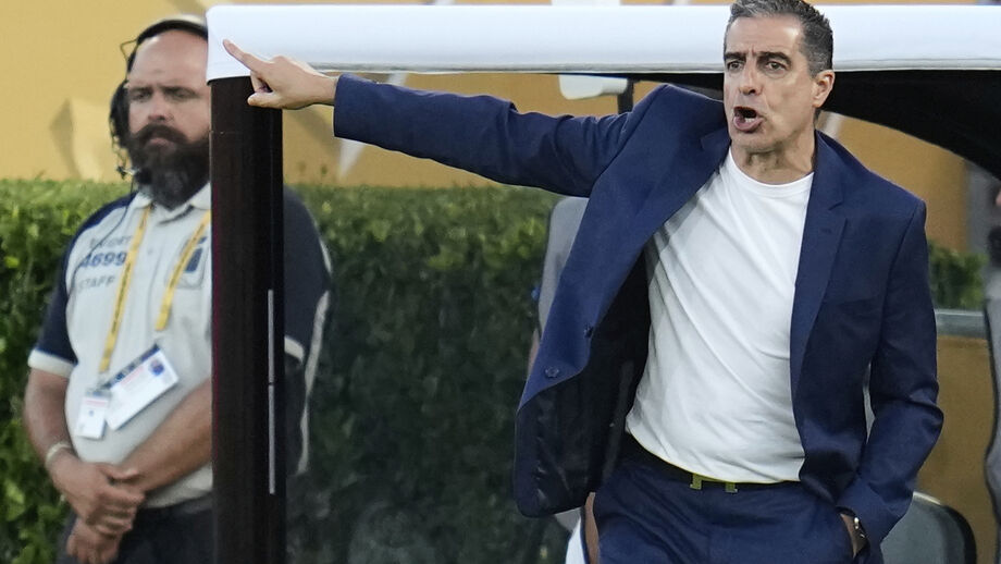 Renato Paiva gesticula durante jogo