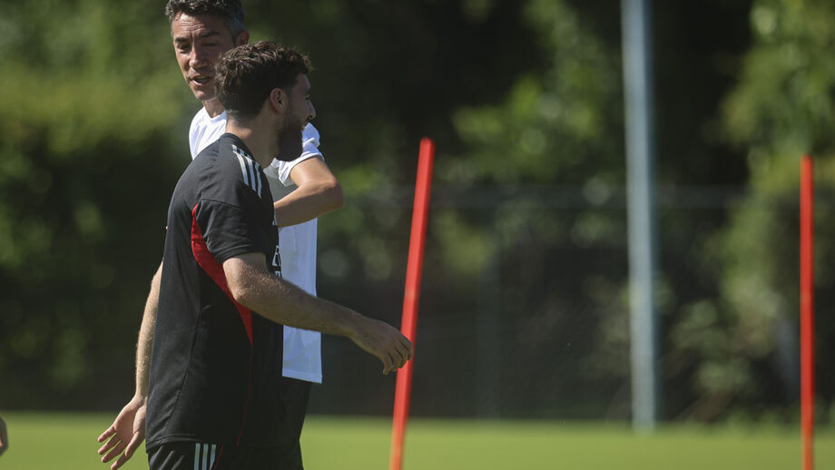 Bruno Lage en Kökçü samen op de training van Benfica na het oplossen van de controverse