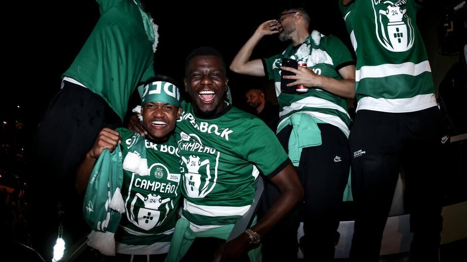 Diomande e Geny celebrando título do Sporting, após resistir a propostas de clubes