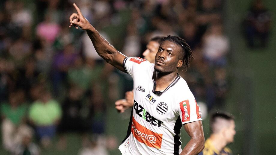 Rui Duarte e Ronaldo Tavares celebram vitória do Athletic sobre Goiás.
