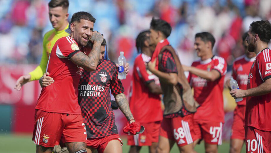Otamendi e Prestianni festejam no final do jogo com o Bayern Munique