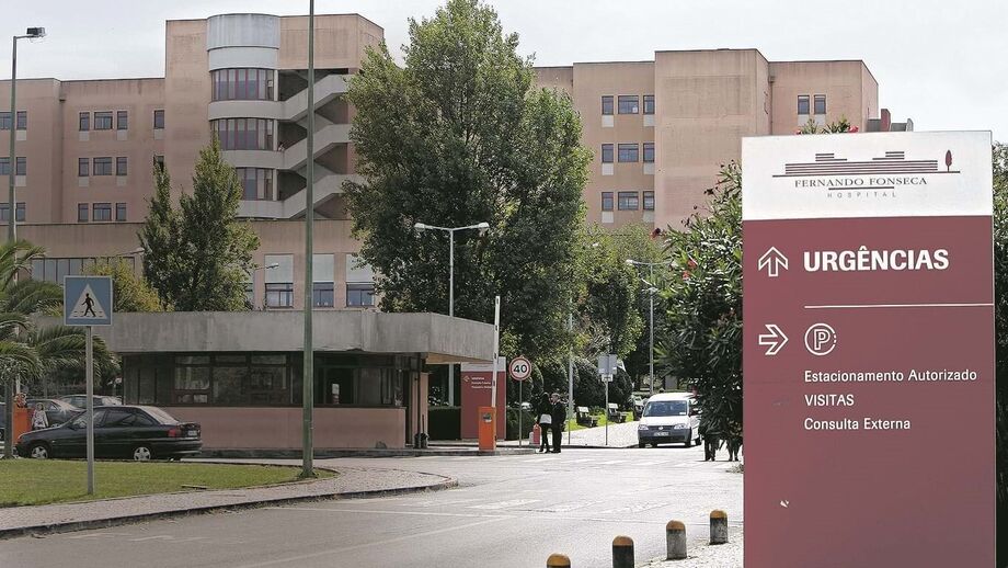 Hospital Fernando Fonseca indica acesso às urgências e estacionamento