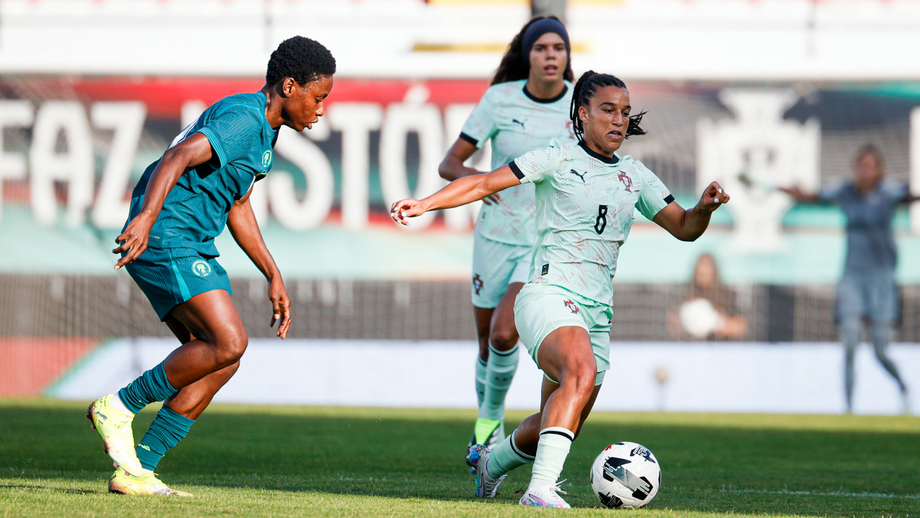 Jogadoras de Portugal e Nigéria disputam a bola em jogo de preparação para o Euro'2025