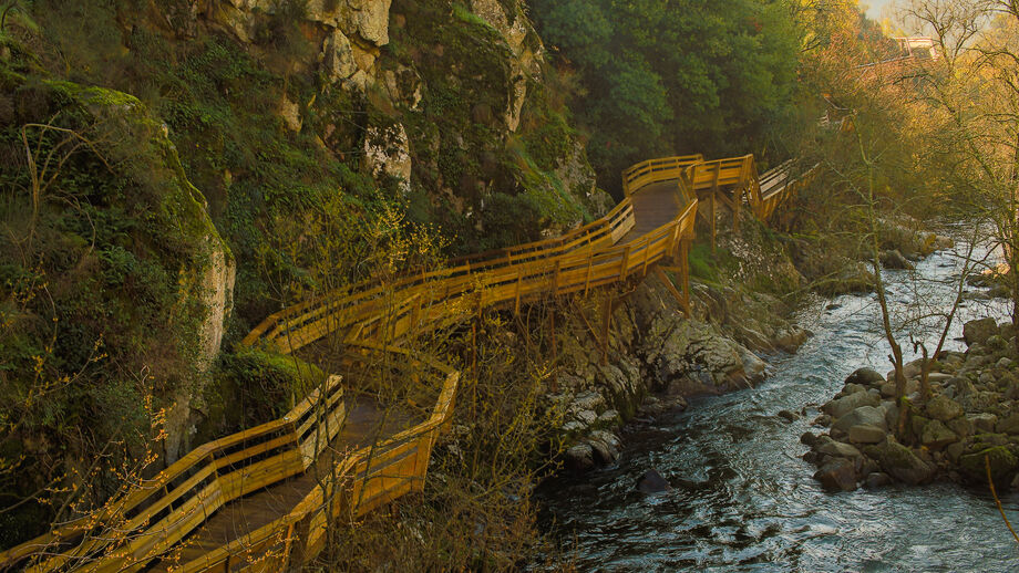 Passadiços do Corgo oferecem um percurso cénico junto ao rio, perto de Vila Real
