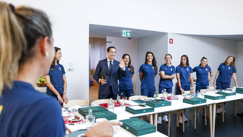 Pedro Proença apoia a Seleção feminina antes do Europeu na Suíça